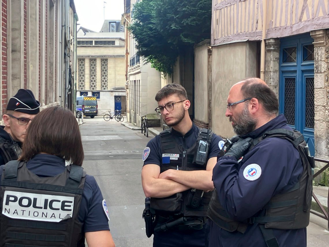 Poliser nära synagogan i Rouen efter försöket till mordbrand den 17 maj. Den påstådda gärningsmannen, som ska ha agerat hotfullt, sköts ihjäl av polisen. Foto: Oleg Cetinic / AP Photo / NTB Poliser nära synagogan i Rouen efter försöket till mordbrand den 17 maj. Den påstådda gärningsmannen, som ska ha agerat hotfullt, sköts ihjäl av polisen. Foto: Oleg Cetinic / AP Photo / NTB