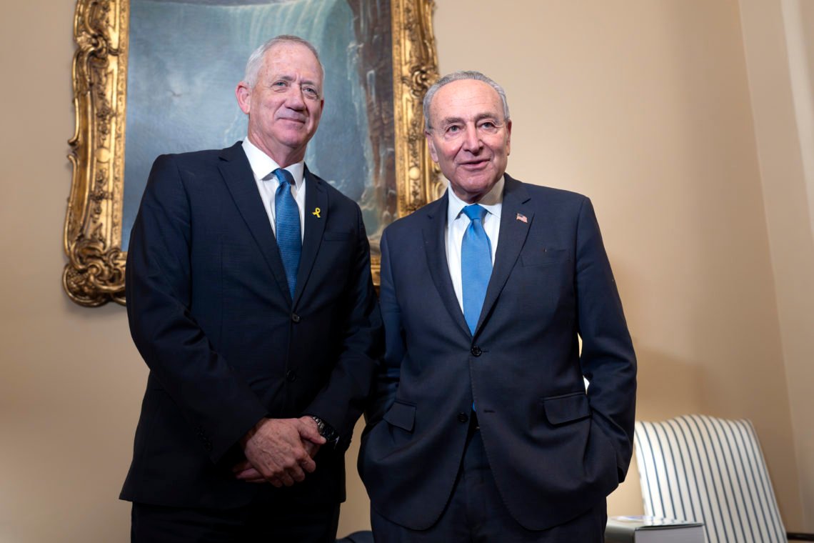Benny Gantz, vänster, är Israels premiärminister Benjamin Netanyahus främsta politiska rival. Här tillsammans med Chuck Schumer vid ett privat möte i Capitolium i Washington tisdagen den 5 mars 2024. Foto: J. Scott Applewhite / AP Photo Benny Gantz, vänster, är Israels premiärminister Benjamin Netanyahus främsta politiska rival. Här tillsammans med Chuck Schumer vid ett privat möte i Capitolium i Washington tisdagen den 5 mars 2024. Foto: J. Scott Applewhite / AP Photo