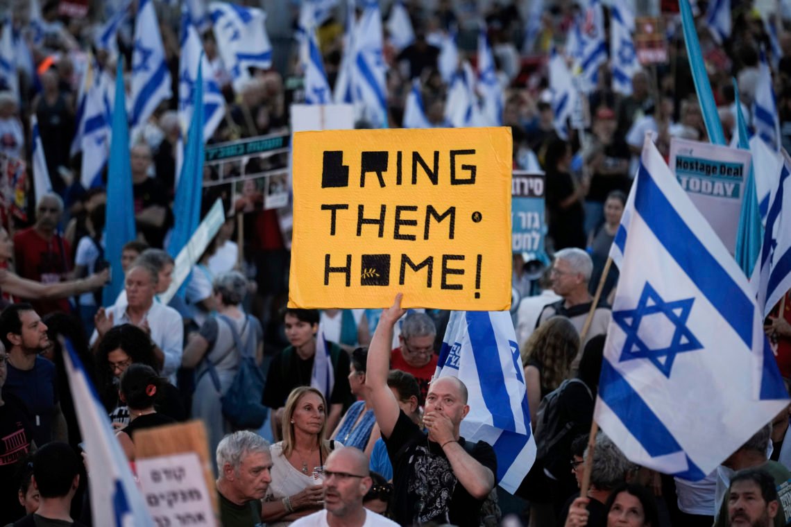 Människor protesterar mot Israels premiärminister Benjamin Netanyahus regering och uppmanar till frigivning av gisslan som hålls i Gaza. Tel Aviv, Israel, lördagen den 18 maj 2024. Foto: Leo Correa / AP Photo Människor protesterar mot Israels premiärminister Benjamin Netanyahus regering och uppmanar till frigivning av gisslan som hålls i Gaza. Tel Aviv, Israel, lördagen den 18 maj 2024. Foto: Leo Correa / AP Photo