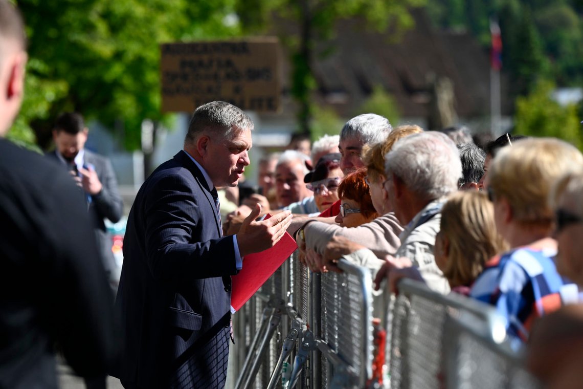 Slovakiens premiärminister Robert Fico talar till folk inför regeringsmötet i Handlova den 15 maj 2024. Foto: Radovan Stoklasa / TASR via AP / NTB. Slovakiens premiärminister Robert Fico talar till folk inför regeringsmötet i Handlova den 15 maj 2024. Foto: Radovan Stoklasa / TASR via AP / NTB.