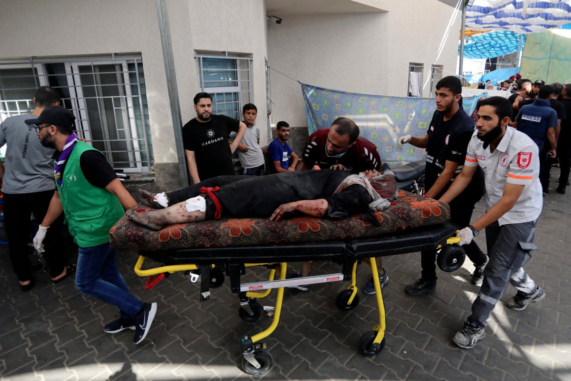 En skadad palestinsk kvinna transporteras till al-Shifa-sjukhuset i Gaza City den 5 november 2023. Foto: Abed Khaled / AP / NTB. En skadad palestinsk kvinna transporteras till al-Shifa-sjukhuset i Gaza City den 5 november 2023. Foto: Abed Khaled / AP / NTB.