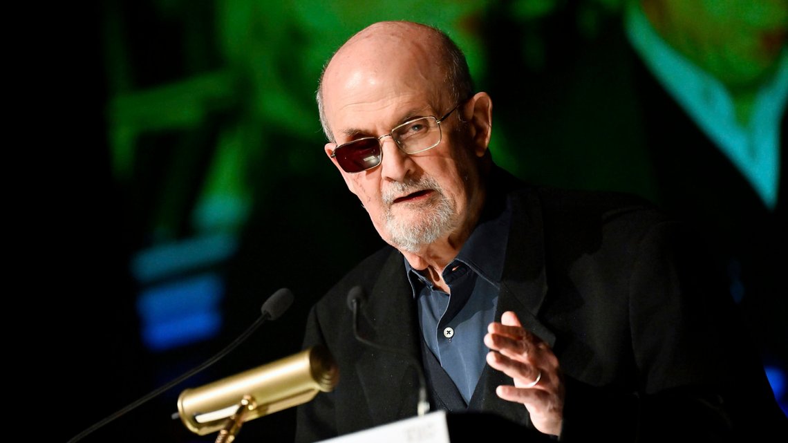 Salman Rushdie mottar ett pris av Vaclav Havel Library Foundation i New York den 14 november 2023. Foto: Evan Agostini / Invision / AP Photo / NTB. Salman Rushdie mottar ett pris av Vaclav Havel Library Foundation i New York den 14 november 2023. Foto: Evan Agostini / Invision / AP Photo / NTB.