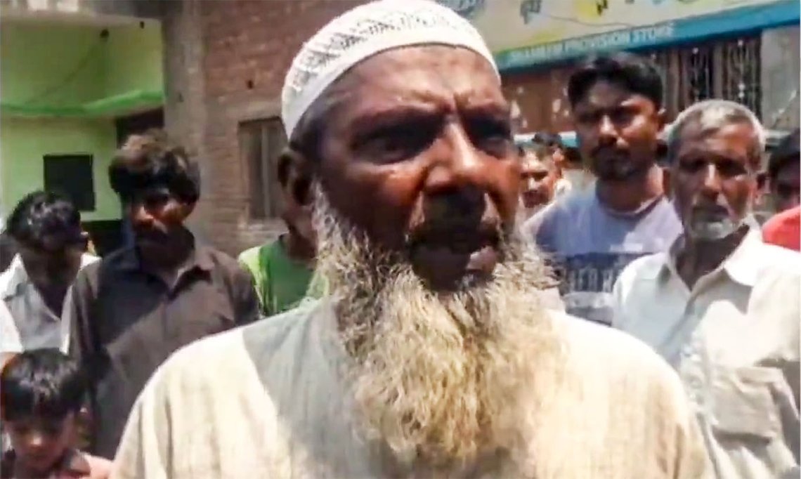 Mohammad Shahid skar halsen av sin 18-åriga dotter. Foto: Skärmdump video X Mohammad Shahid skar halsen av sin 18-åriga dotter. Foto: Skärmdump video X