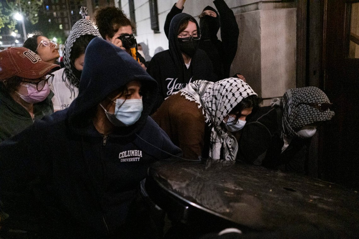 Studenter tillhörande Gaza Solidarity Encampment blockerar ingången till Hamilton Hall vid Columbia University efter att ha tagit över det under tisdagen. Foto: Marco Postigo Storel / AP Foto Studenter tillhörande Gaza Solidarity Encampment blockerar ingången till Hamilton Hall vid Columbia University efter att ha tagit över det under tisdagen. Foto: Marco Postigo Storel / AP Foto