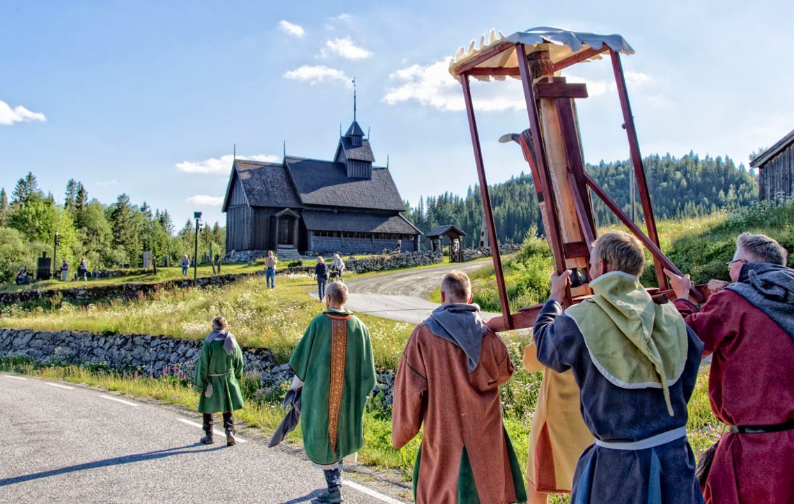 Sedan medeltiden har Norge varit rikt på S:t Hans-traditioner förknippade med kyrkorna. Eidsborgs stavkyrka i Telemark lockade pilgrimer i 500 år som ville uppleva magin från Nikuls midsommarnatt. Bilden är från 23 juni 2022. Foto: Bente Haarstad Sedan medeltiden har Norge varit rikt på S:t Hans-traditioner förknippade med kyrkorna. Eidsborgs stavkyrka i Telemark lockade pilgrimer i 500 år som ville uppleva magin från Nikuls midsommarnatt. Bilden är från 23 juni 2022. Foto: Bente Haarstad