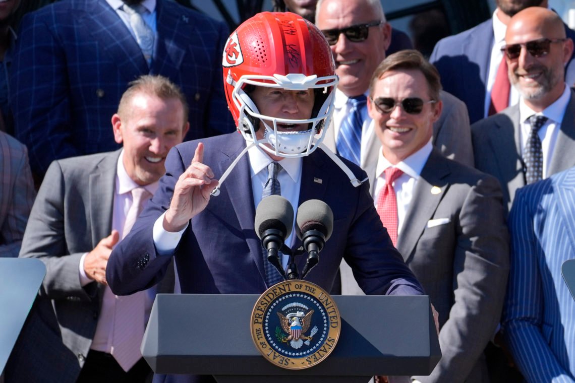 President Joe Biden bär en Chiefs-hjälm när han talar under ett evenemang med Super Bowl-mästaren Kansas City Chiefs på South Lawn av Vita huset, fredagen den 31 maj 2024. Foto: Evan Vucci / AP Photo President Joe Biden bär en Chiefs-hjälm när han talar under ett evenemang med Super Bowl-mästaren Kansas City Chiefs på South Lawn av Vita huset, fredagen den 31 maj 2024. Foto: Evan Vucci / AP Photo
