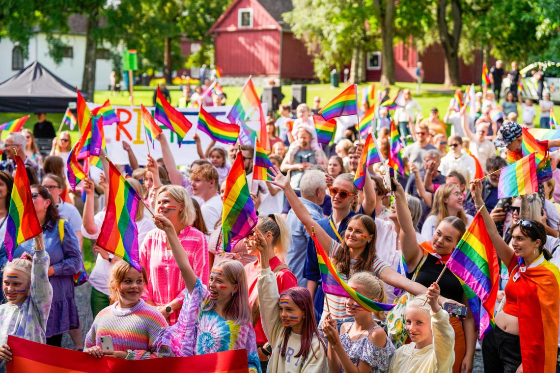 3-400 personer deltar i firandet av Gjøvik Pride den 20 augusti 2022. Det var första gången Pride hölls i Gjøvik. Foto: Heiko Junge / NTB 3-400 personer deltar i firandet av Gjøvik Pride den 20 augusti 2022. Det var första gången Pride hölls i Gjøvik. Foto: Heiko Junge / NTB