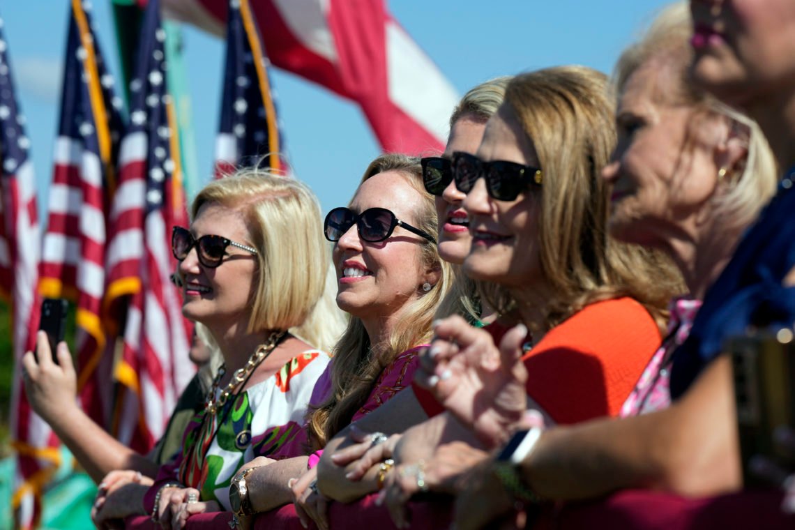 En grupp anhängare från North Carolina lyssnar på den republikanske presidentkandidaten Donald Trump när han talar vid ett kampanjmöte i Chesapeake, Virginia, fredagen den 28 juni 2024. Foto: Steve Helber / AP Photo En grupp anhängare från North Carolina lyssnar på den republikanske presidentkandidaten Donald Trump när han talar vid ett kampanjmöte i Chesapeake, Virginia, fredagen den 28 juni 2024. Foto: Steve Helber / AP Photo
