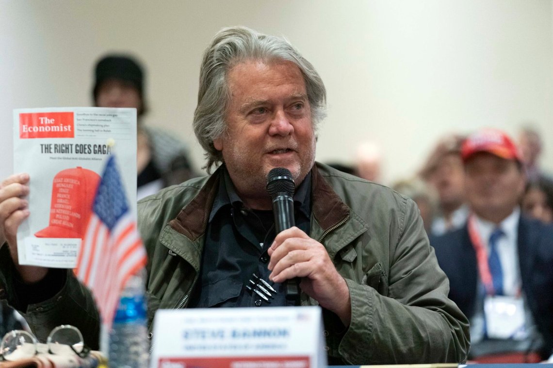Vita husets tidigare rådgivare Steve Bannon talar under Conservative Political Action Conference (CPAC) i National Harbor i Oxon Hill, Maryland, den 21 februari 2024. Foto: Jose Luis Magana/AP/NTB Vita husets tidigare rådgivare Steve Bannon talar under Conservative Political Action Conference (CPAC) i National Harbor i Oxon Hill, Maryland, den 21 februari 2024. Foto: Jose Luis Magana/AP/NTB
