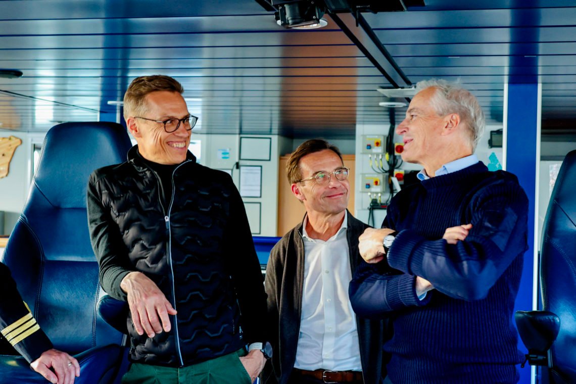 Bodø 20240619. Statsminister Jonas Gahr Støre, Sveriges statsminister Ulf Kristersson och Finlands president Alexander Stubb på kustbevakningsfartyget KV Svalbard i Bodø. Foto: Jan Langhaug / NTB Bodø 20240619. Statsminister Jonas Gahr Støre, Sveriges statsminister Ulf Kristersson och Finlands president Alexander Stubb på kustbevakningsfartyget KV Svalbard i Bodø. Foto: Jan Langhaug / NTB