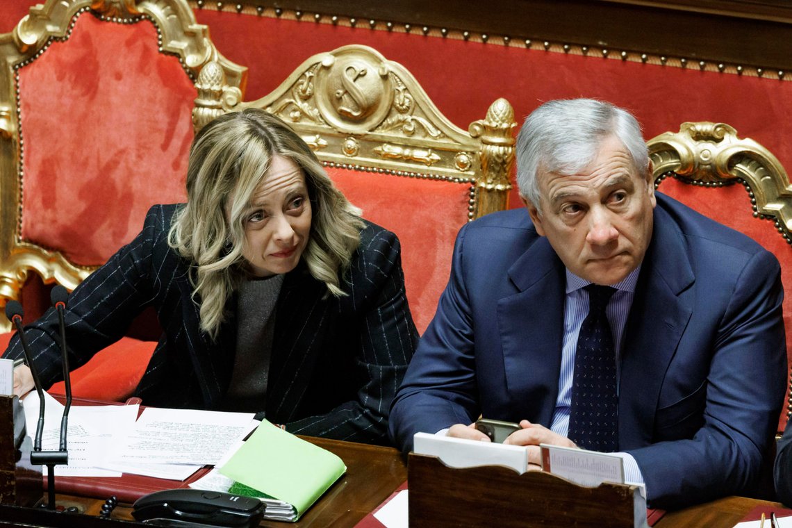 Italiens premiärminister Giorgia Meloni (FdI) och utrikesminister Antonio Tajani (FI) under ett möte i senaten i Rom den 13 december 2023. Foto: Roberto Monaldo / LaPresse via AP / NTB Italiens premiärminister Giorgia Meloni (FdI) och utrikesminister Antonio Tajani (FI) under ett möte i senaten i Rom den 13 december 2023. Foto: Roberto Monaldo / LaPresse via AP / NTB