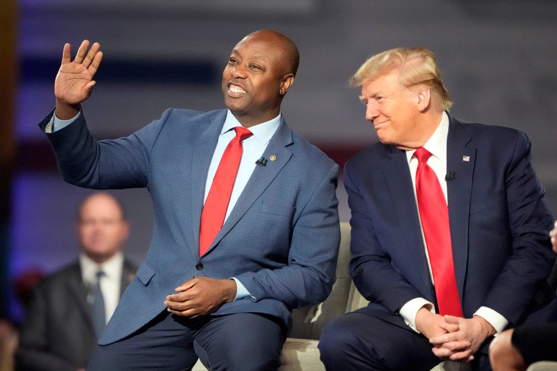 Den republikanska presidenkandidaten Donald Trump och senator Tim Scott (R) under ett valmöte tisdagen den 20 februari 2024. Foto: Chris Carlson / AP Photo Den republikanska presidenkandidaten Donald Trump och senator Tim Scott (R) under ett valmöte tisdagen den 20 februari 2024. Foto: Chris Carlson / AP Photo