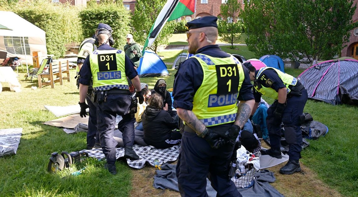 Polisen på väg att tömma tältlägret utanför KTH.
Foto: Roger Sahlström Polisen på väg att tömma tältlägret utanför KTH.
Foto: Roger Sahlström