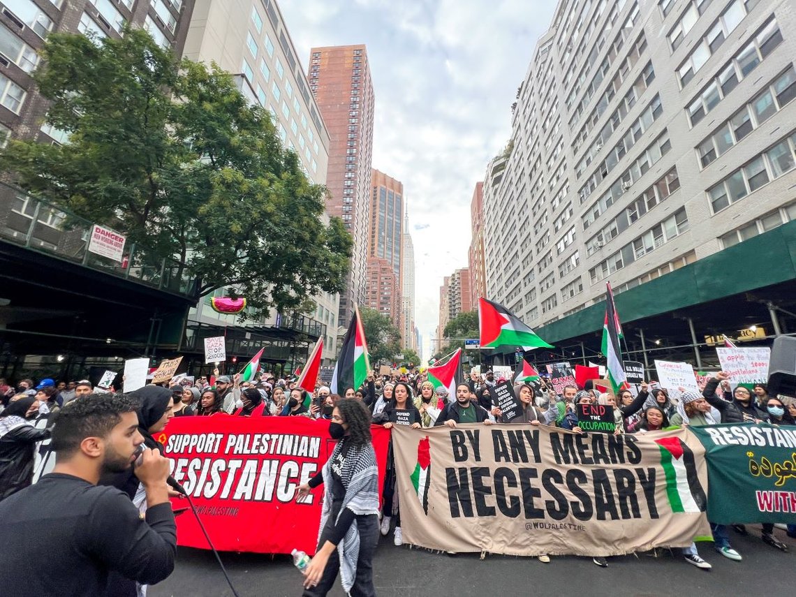 Hundratals pro-palestinier samlades i Midtown Manhattan och marscherade genom New Yorks gator och krävde en vapenvila i Gaza den 4 november 2023, med skyltar som sa "med alla nödvändiga medel". Hundratals pro-palestinier samlades i Midtown Manhattan och marscherade genom New Yorks gator och krävde en vapenvila i Gaza den 4 november 2023, med skyltar som sa "med alla nödvändiga medel".