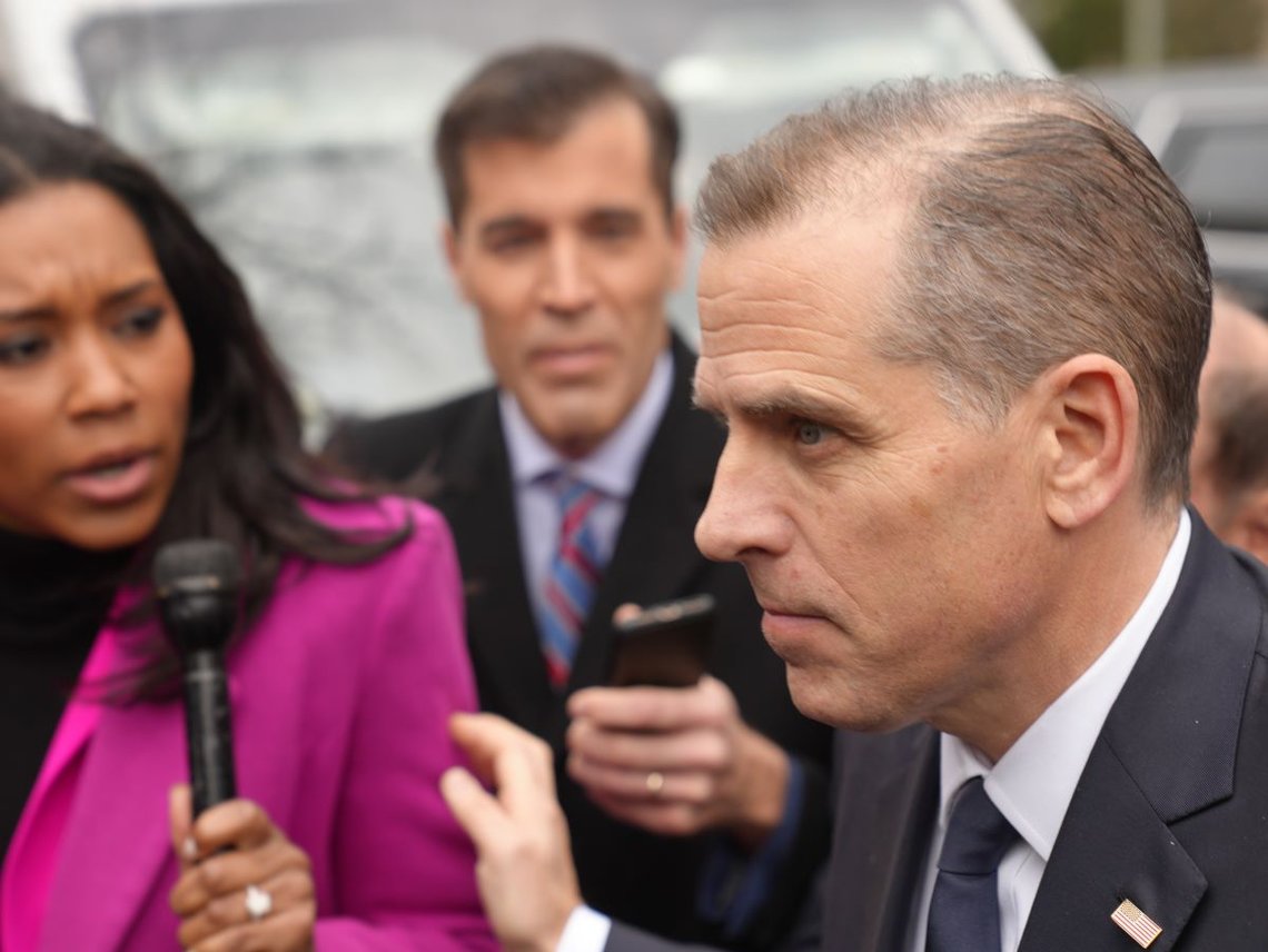 Hunter Biden anländer med sin advokat Abbe Lowell för att vittna inför representanthuset. Foto: Andrew Leyden / Shutterstock Hunter Biden anländer med sin advokat Abbe Lowell för att vittna inför representanthuset. Foto: Andrew Leyden / Shutterstock