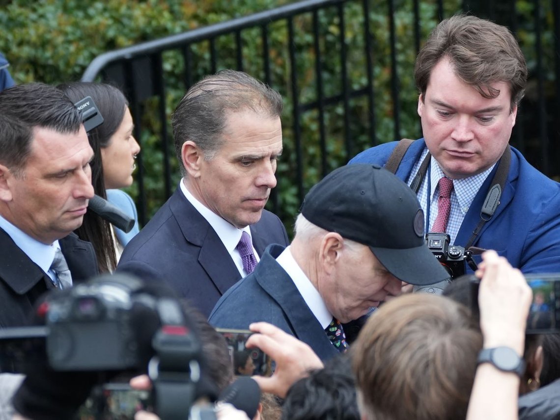 Washington DC, USA - 1 april 2024: President Biden och hans son Hunter lämnar påskfirandet i Vita huset. Foto: Shutterstock av Andrew Leyden. Washington DC, USA - 1 april 2024: President Biden och hans son Hunter lämnar påskfirandet i Vita huset. Foto: Shutterstock av Andrew Leyden.