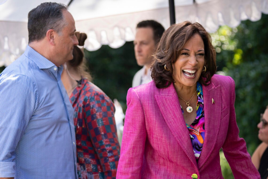 Joe Biden pekar ut Kamala Harris som deras nya presidentkandidat. Hon beskrivs som en lättviktare som är impopulär, och ogillas av väljarna. Joe Biden pekar ut Kamala Harris som deras nya presidentkandidat. Hon beskrivs som en lättviktare som är impopulär, och ogillas av väljarna.