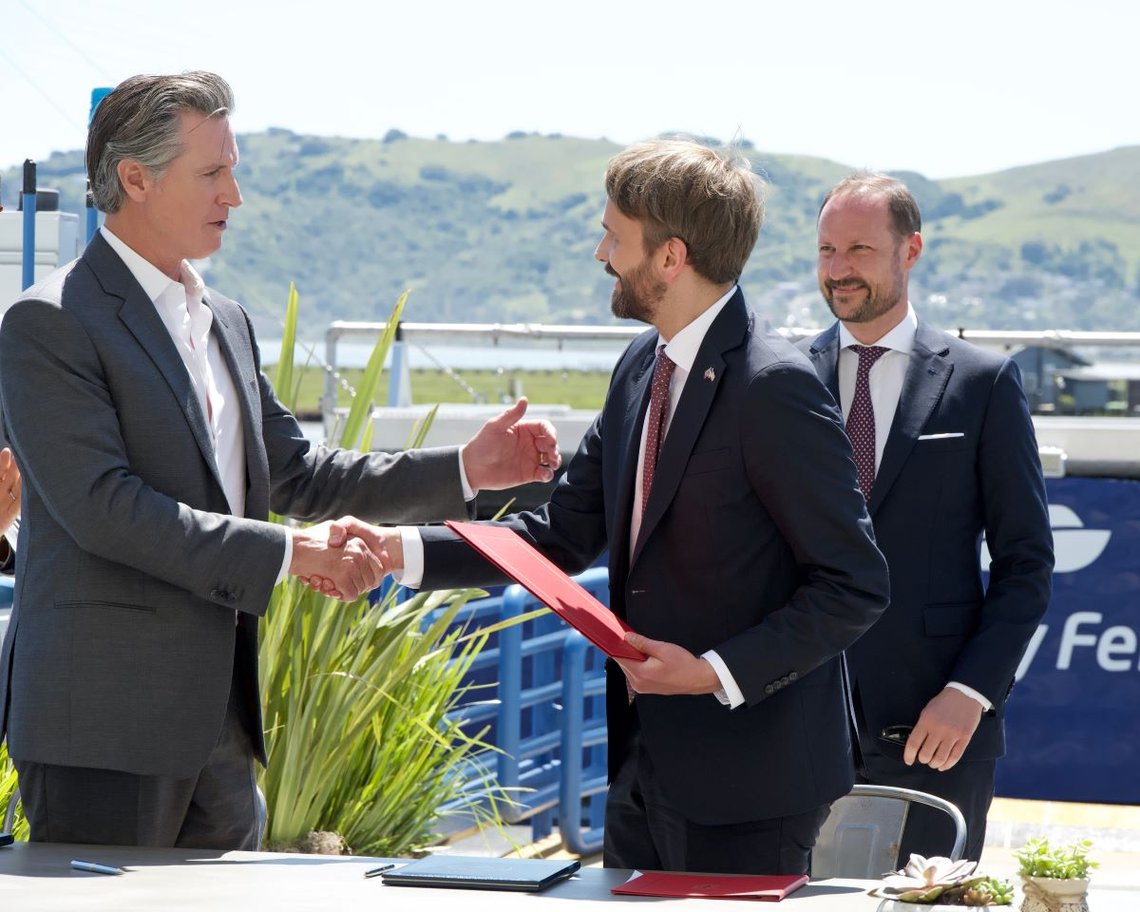 Guvernör Gavin Newsom, Norges kronprins Haakon och Jan Christian Vestre, Norges handels- och industriminister, undertecknar ett avtal mellan Kalifornien och Norge 16 april 2024. Foto: Sheila Fitzgerald /Shitterstock Guvernör Gavin Newsom, Norges kronprins Haakon och Jan Christian Vestre, Norges handels- och industriminister, undertecknar ett avtal mellan Kalifornien och Norge 16 april 2024. Foto: Sheila Fitzgerald /Shitterstock