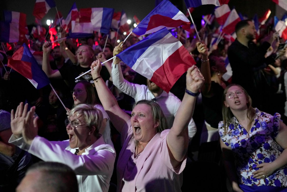 Anhängare av Rassemblement National jublar i Henin-Beaumont den 30 juni 2024 när en valdagsundersökning för den första valomgången publiceras. Foto: Thibault Camus / AP Photo / NTB Anhängare av Rassemblement National jublar i Henin-Beaumont den 30 juni 2024 när en valdagsundersökning för den första valomgången publiceras. Foto: Thibault Camus / AP Photo / NTB