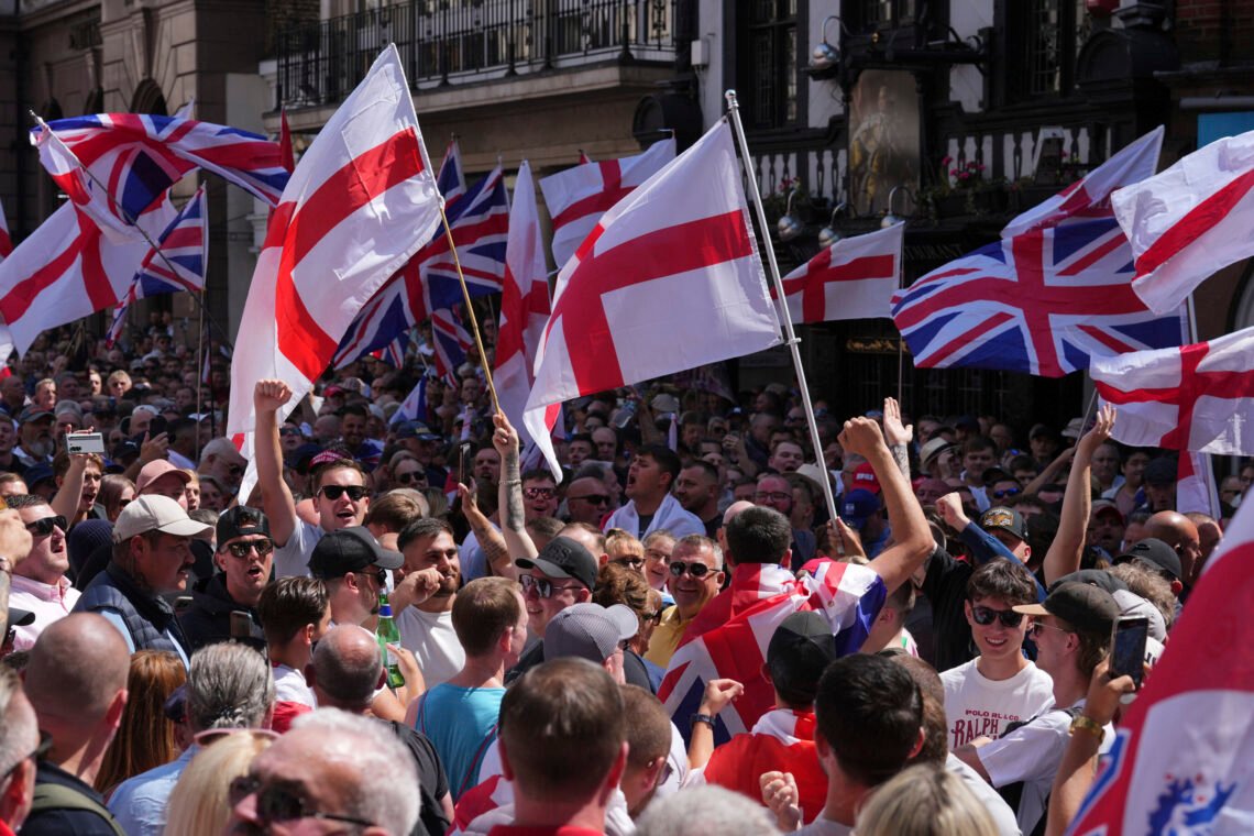 Människor deltar i en protestmarsch som anordnas av Tommy Robinson, i centrala London, lördagen den 27 juli 2024. Tusentals demonstranter kunde ses fylla The Strand och hålla brittiska, engelska, skotska och walesiska flaggor. Publiken kunde höras skandera "Rule Britannia", "We want our country back" och Mr Robinsons namn. Foto: Maja Smiejkowska / PA / AP Photo Människor deltar i en protestmarsch som anordnas av Tommy Robinson, i centrala London, lördagen den 27 juli 2024. Tusentals demonstranter kunde ses fylla The Strand och hålla brittiska, engelska, skotska och walesiska flaggor. Publiken kunde höras skandera "Rule Britannia", "We want our country back" och Mr Robinsons namn. Foto: Maja Smiejkowska / PA / AP Photo
