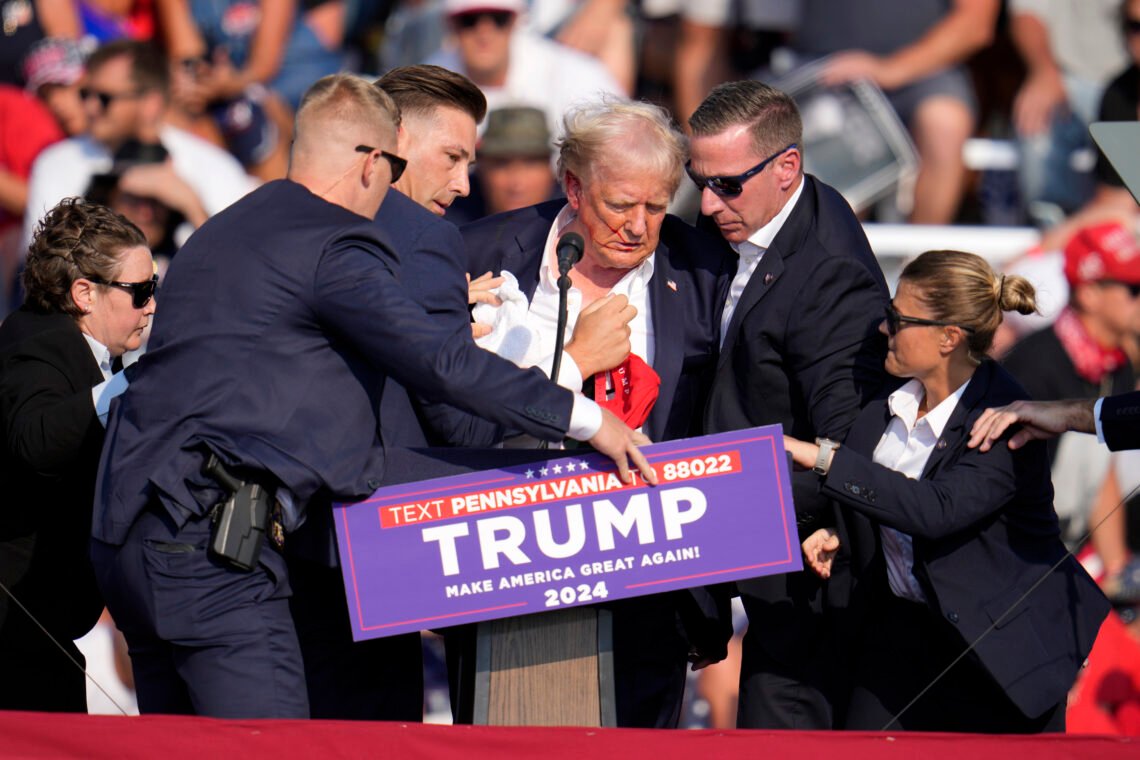 Den republikanske presidentkandidaten tidigare president Donald Trump hjälps av scenen vid ett kampanjevenemang i Butler, Pennsylvania, lördagen den 13 juli 2024. Foto: Gene J. Puskar / AP Photo Den republikanske presidentkandidaten tidigare president Donald Trump hjälps av scenen vid ett kampanjevenemang i Butler, Pennsylvania, lördagen den 13 juli 2024. Foto: Gene J. Puskar / AP Photo