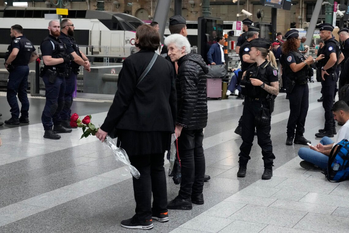 Resenärer väntar inne på tågstationen Gare du Nord medan poliser patrullerar. Timmar innan den stora öppningsceremonin av OS, stördes tågtrafiken till Paris av vad tjänstemän beskrev som "kriminella handlingar" och sabotage. Foto: Mark Baker / AP Photo Resenärer väntar inne på tågstationen Gare du Nord medan poliser patrullerar. Timmar innan den stora öppningsceremonin av OS, stördes tågtrafiken till Paris av vad tjänstemän beskrev som "kriminella handlingar" och sabotage. Foto: Mark Baker / AP Photo