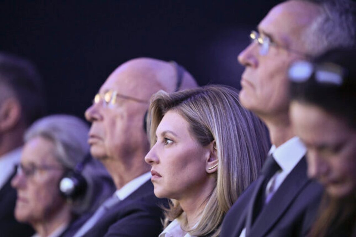 Natos generalsekreterare Jens Stoltenberg, ukrainska presidentfrun Olena Zelenska, Klaus Schwab, president för WEF och hans fru Hilde Schwab, från höger, lyssnar till Ukrainas president Volodymyr Zelenskyj på World Economic Forum i Davos, Schweiz den 18 januari 2023. Foto: Gian Ehrenzeller / Keystone / AP Photo Natos generalsekreterare Jens Stoltenberg, ukrainska presidentfrun Olena Zelenska, Klaus Schwab, president för WEF och hans fru Hilde Schwab, från höger, lyssnar till Ukrainas president Volodymyr Zelenskyj på World Economic Forum i Davos, Schweiz den 18 januari 2023. Foto: Gian Ehrenzeller / Keystone / AP Photo