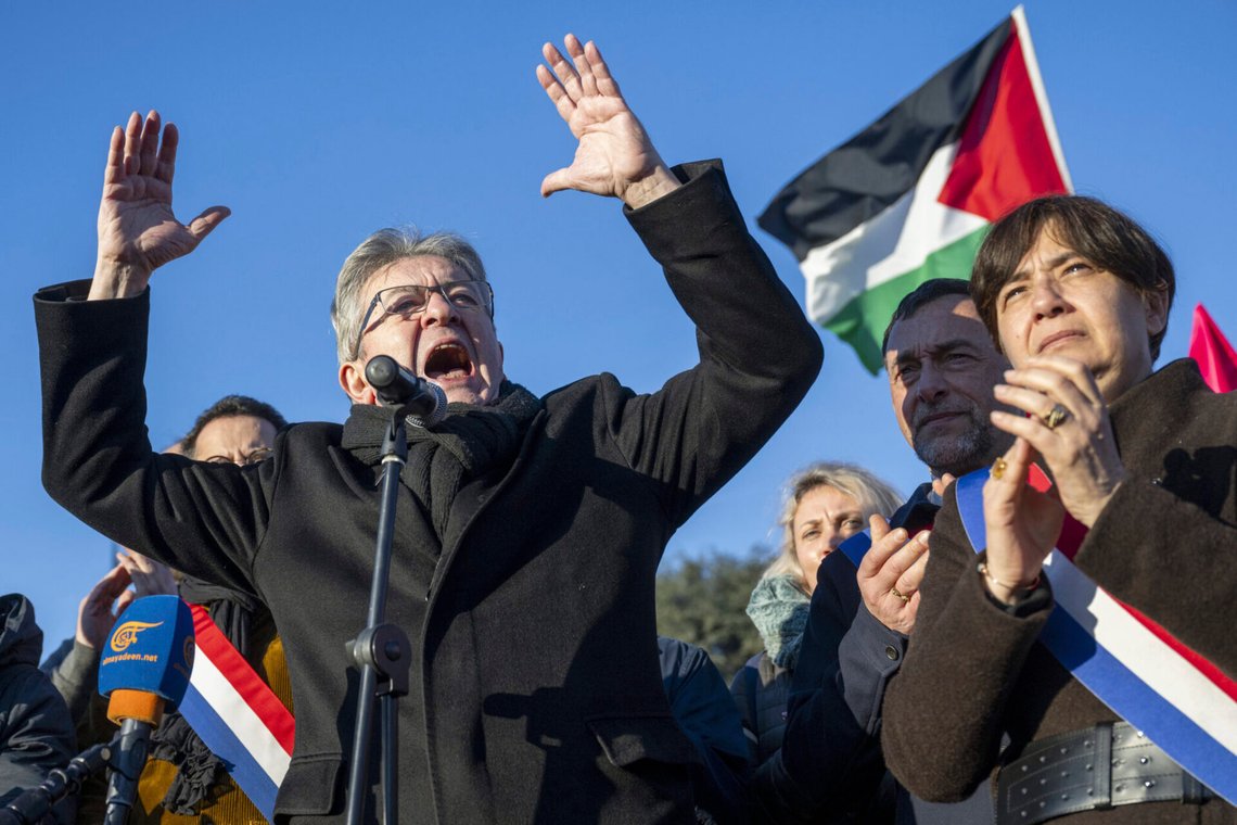 Det yttersta vänsterpartiet La France Insoumises (LFI) ledare Jean-Luc Mélenchon talar för palestiniernas sak under en demonstration i Genève den 3 februari 2024. Foto: Martial Trezzini / Keystone via AP / NTB Det yttersta vänsterpartiet La France Insoumises (LFI) ledare Jean-Luc Mélenchon talar för palestiniernas sak under en demonstration i Genève den 3 februari 2024. Foto: Martial Trezzini / Keystone via AP / NTB