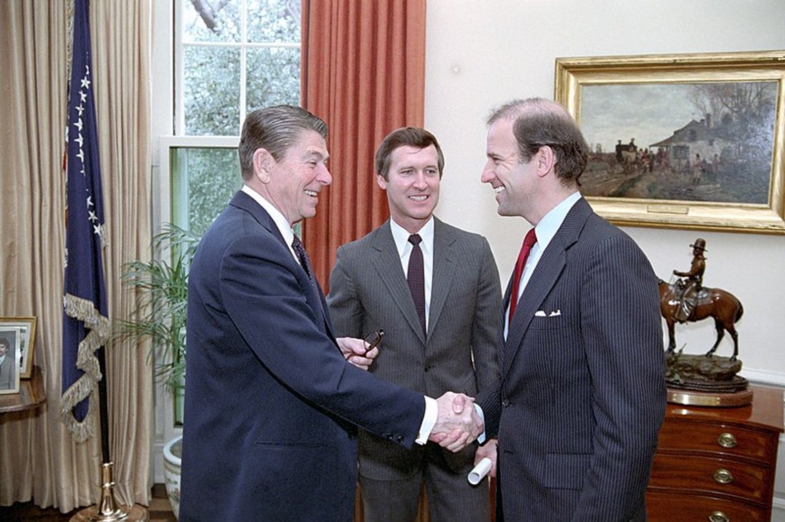 President Reagan träffar senatorerna Joseph Biden och William Cohen i Oval Office, 6 mars 1984. Foto: Reagan White House / Wikimedia Commons President Reagan träffar senatorerna Joseph Biden och William Cohen i Oval Office, 6 mars 1984. Foto: Reagan White House / Wikimedia Commons