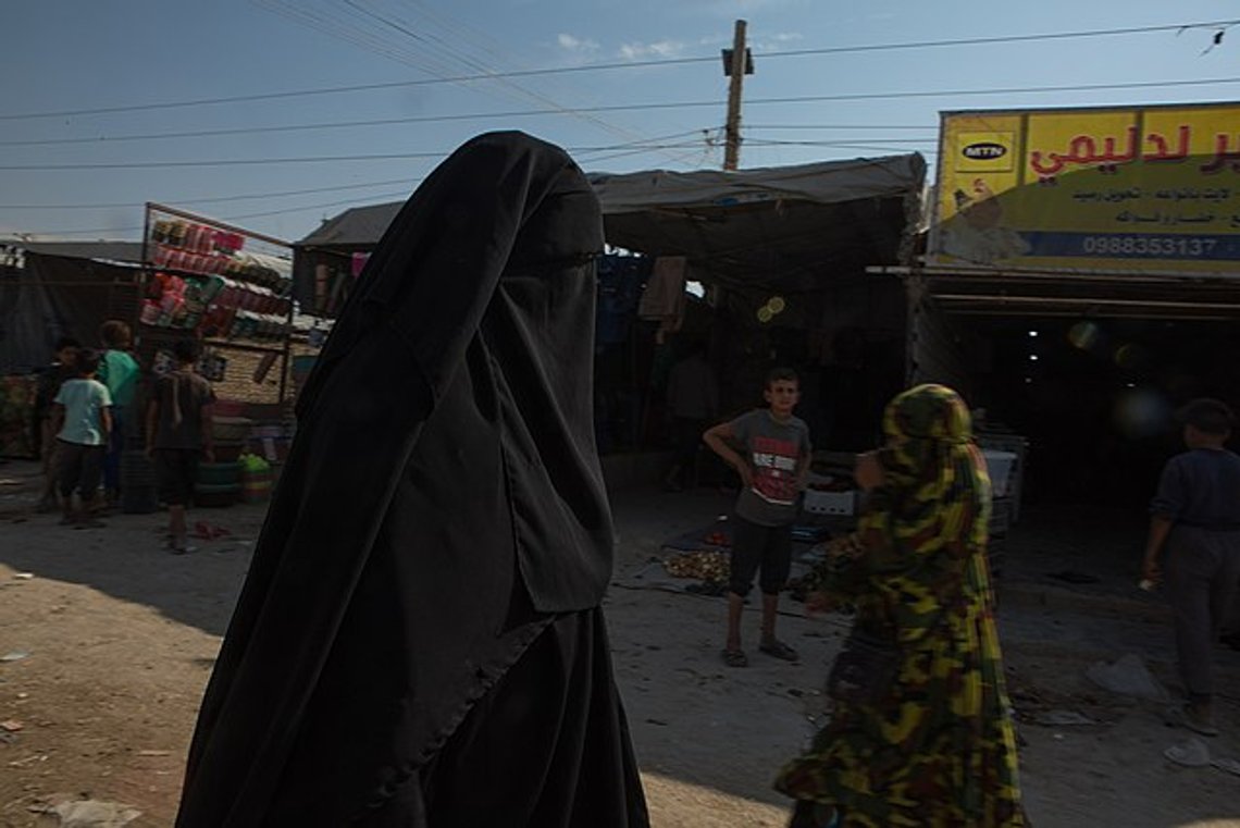 Niqab-klädd kvinna i lägret al-Hol. Foto: Y. Boechat / Wikimedia Commons Niqab-klädd kvinna i lägret al-Hol. Foto: Y. Boechat / Wikimedia Commons