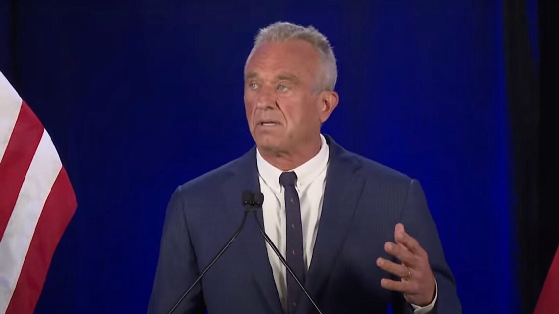 Robert F. Kennedy Jr. talade till nationen efter att han dragit sig tillbaka från valsedlarna i Arizona. Foto: AP Photo Robert F. Kennedy Jr. talade till nationen efter att han dragit sig tillbaka från valsedlarna i Arizona. Foto: AP Photo