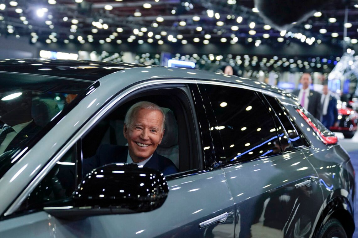 President Joe Biden i en Cadillac Lyriq. Batteribilen ser bra ut, men amerikaner vill fortfarande inte ha sådana bilar, trots massiva subventioner. Foto: Evan Vucci / AP Photo / NTB President Joe Biden i en Cadillac Lyriq. Batteribilen ser bra ut, men amerikaner vill fortfarande inte ha sådana bilar, trots massiva subventioner. Foto: Evan Vucci / AP Photo / NTB