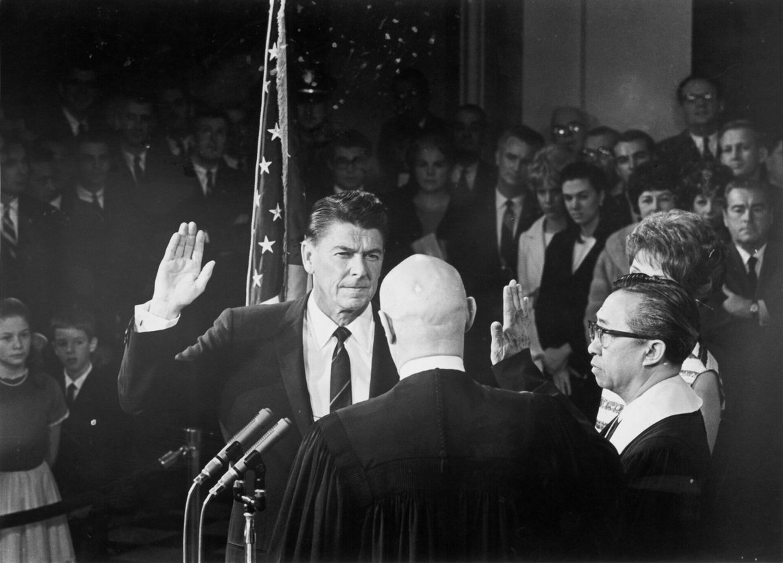 Ronald Reagan svärs in som Kaliforniens guvernör inför delstatsdomaren Marshall F. McCombs i Sacramento den 2 januari 1967. Foto: AP Photo Ronald Reagan svärs in som Kaliforniens guvernör inför delstatsdomaren Marshall F. McCombs i Sacramento den 2 januari 1967. Foto: AP Photo