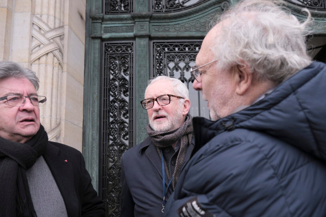 Storbritanniens tidigare Labourpartiledare Jeremy Corbyn, i mitten, talar med den franske extremvänsterpolitikern Jean Luc Melenchon, vänster, utanför Internationella domstolen i Haag, Nederländerna i januari 2024. Foto: Patrick Post/AP Foto Storbritanniens tidigare Labourpartiledare Jeremy Corbyn, i mitten, talar med den franske extremvänsterpolitikern Jean Luc Melenchon, vänster, utanför Internationella domstolen i Haag, Nederländerna i januari 2024. Foto: Patrick Post/AP Foto