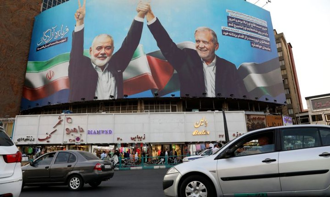 En stor banderoll som visar den dödade Hamas-ledaren Ismail Haniyeh tillsammans med Irans president Masoud Pezeshkian. Teheran, Iran, 5 augusti 2024. Foto: Vahid Salemi / AP Photo En stor banderoll som visar den dödade Hamas-ledaren Ismail Haniyeh tillsammans med Irans president Masoud Pezeshkian. Teheran, Iran, 5 augusti 2024. Foto: Vahid Salemi / AP Photo
