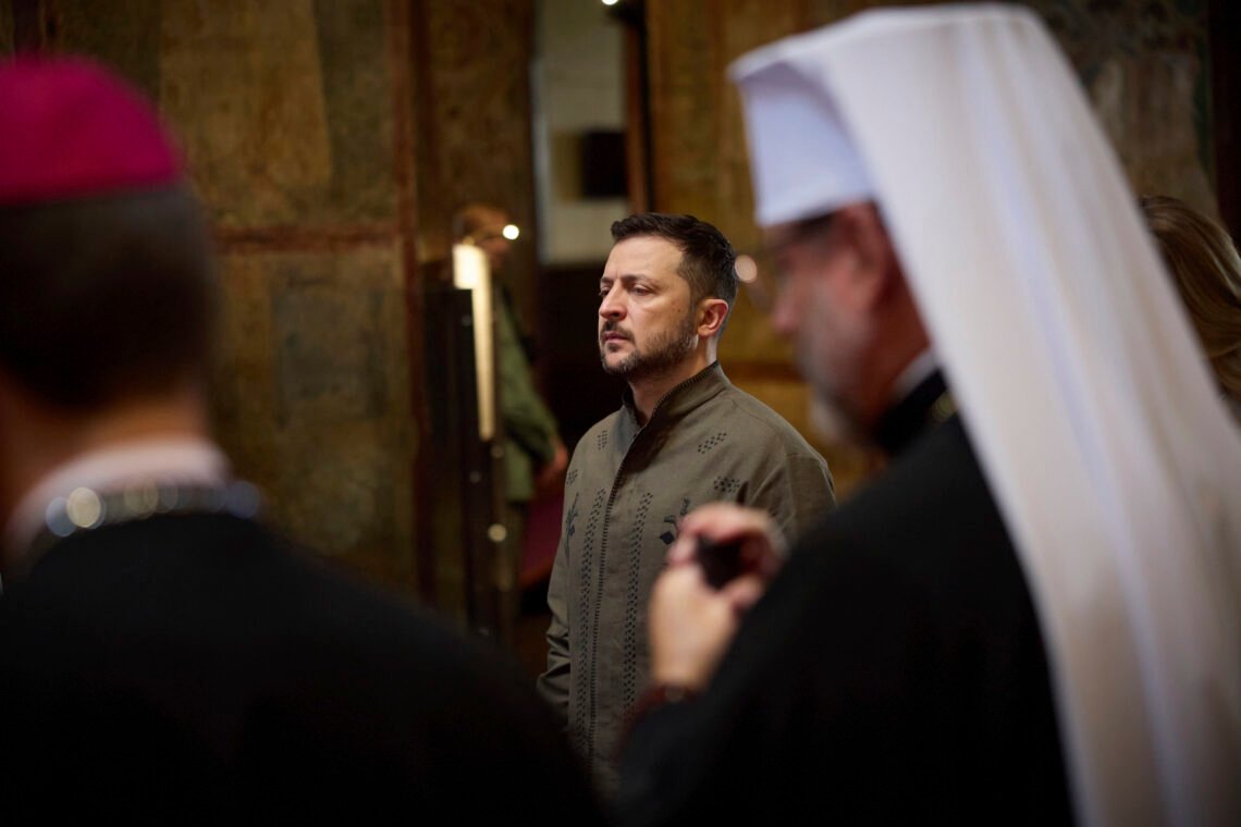 På det här fotot från den ukrainska presidentens pressbyrå deltar Ukrainas president Volodymyr Zelenskyy i en gudstjänst i Saint Sophia-katedralen under firandet av den ukrainska självständighetsdagen i Kiev, Ukraina, den 24 augusti 2024. Foto: Ukrainas presidents pressbyrå via AP Photo På det här fotot från den ukrainska presidentens pressbyrå deltar Ukrainas president Volodymyr Zelenskyy i en gudstjänst i Saint Sophia-katedralen under firandet av den ukrainska självständighetsdagen i Kiev, Ukraina, den 24 augusti 2024. Foto: Ukrainas presidents pressbyrå via AP Photo