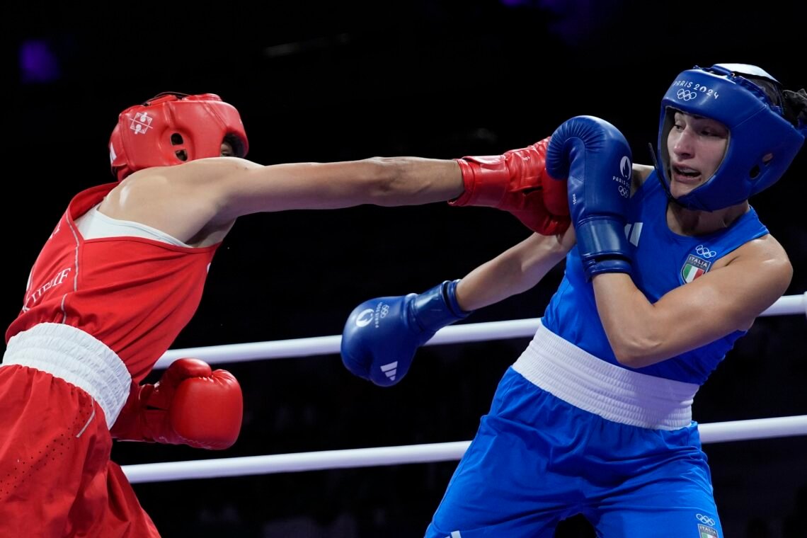 Algeriets Imane Khelif slåss mot Italiens Angela Carini i deras boxningsmatch för damer 66 kg, 1 augusti 2024. Foto: John Locher / AP Photo Algeriets Imane Khelif slåss mot Italiens Angela Carini i deras boxningsmatch för damer 66 kg, 1 augusti 2024. Foto: John Locher / AP Photo