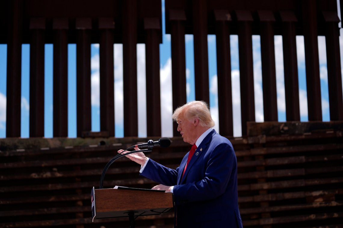Republikanernas presidentkandidat tidigare president Donald Trump talar längs gränsen till Mexiko, den 22 augusti 2024, i Sierra Vista, Arizona. Foto: Evan Vucci / AP Photo Republikanernas presidentkandidat tidigare president Donald Trump talar längs gränsen till Mexiko, den 22 augusti 2024, i Sierra Vista, Arizona. Foto: Evan Vucci / AP Photo