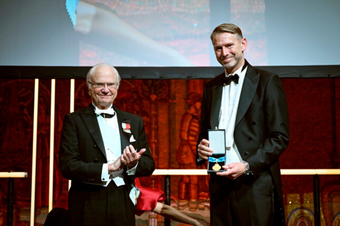 Kung Carl Gustaf delar ut Guldmedalj till Peter Carlsson, grundare av Northvolt, under Kungliga Ingenjörsvetenskapsakademiens (IVA) högtidssammankomst i Stadshuset på fredagen. Foto: Pontus Lundahl / TT / kod 10050 Kung Carl Gustaf delar ut Guldmedalj till Peter Carlsson, grundare av Northvolt, under Kungliga Ingenjörsvetenskapsakademiens (IVA) högtidssammankomst i Stadshuset på fredagen. Foto: Pontus Lundahl / TT / kod 10050
