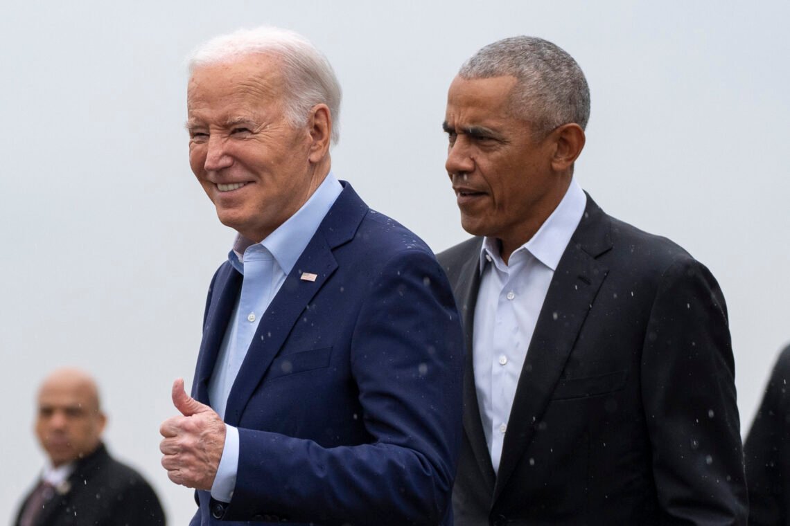 President Joe Biden, vänster, och tidigare president Barack Obama anländer till John F. Kennedy International Airport, den 28 mars 2024. Foto: Alex Brandon / AP Photo President Joe Biden, vänster, och tidigare president Barack Obama anländer till John F. Kennedy International Airport, den 28 mars 2024. Foto: Alex Brandon / AP Photo