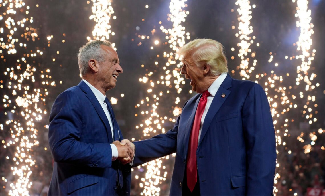 Den republikanske presidentkandidaten och före detta presidenten Donald Trump (höger) skakar hand med den oberoende kandidaten Robert F. Kennedy Jr. vid ett kampanjmöte den 23 augusti 2024 i Glendale, Arizona. Foto: Evan Vucci / AP Photo NTB. Den republikanske presidentkandidaten och före detta presidenten Donald Trump (höger) skakar hand med den oberoende kandidaten Robert F. Kennedy Jr. vid ett kampanjmöte den 23 augusti 2024 i Glendale, Arizona. Foto: Evan Vucci / AP Photo NTB.