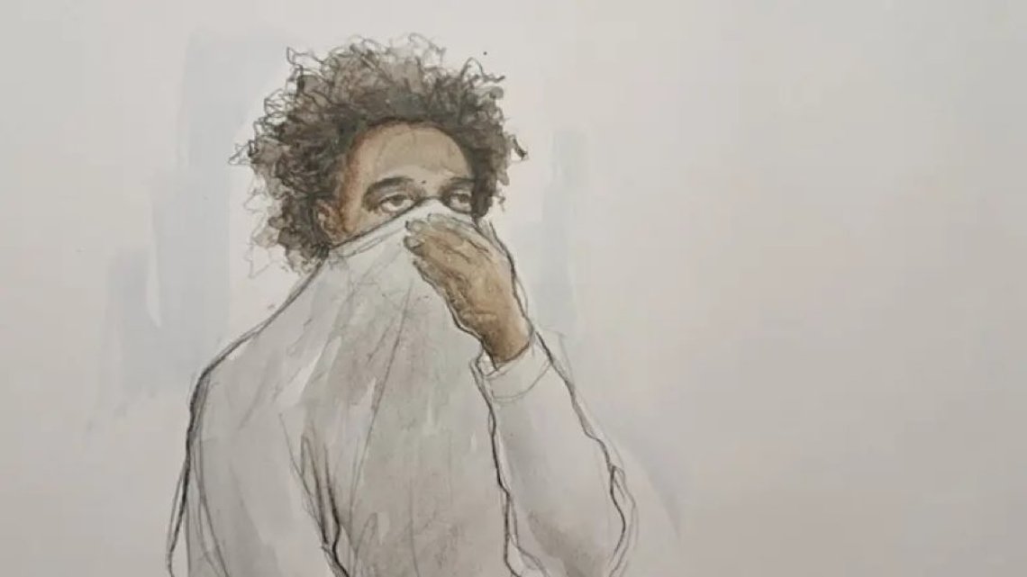 Skisser från London Crowd Court-förhandlingen med gärningsmannen Axel Rudakubana, där han gömde sitt ansikte bakom sin tröja. Han sitter nu i ungdomsförvar. Skisser från London Crowd Court-förhandlingen med gärningsmannen Axel Rudakubana, där han gömde sitt ansikte bakom sin tröja. Han sitter nu i ungdomsförvar.