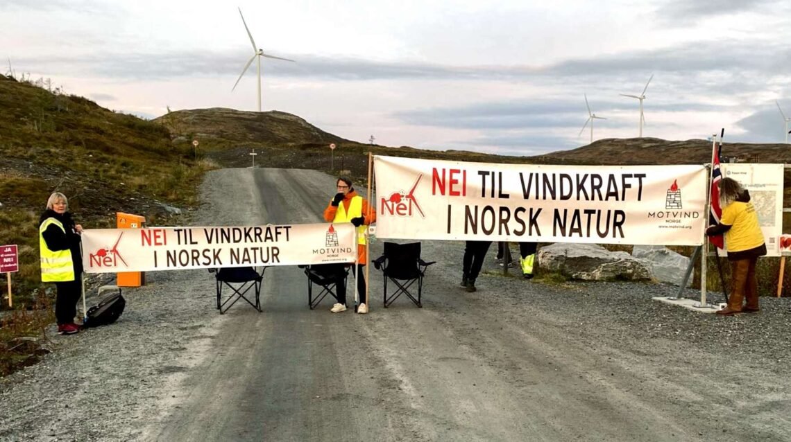Aktivister från Motvind Norge på plats på Geitfjellet i Trøndelag under morgontimmarna tisdagen den 17 september. Foto: Motvind Aktivister från Motvind Norge på plats på Geitfjellet i Trøndelag under morgontimmarna tisdagen den 17 september. Foto: Motvind