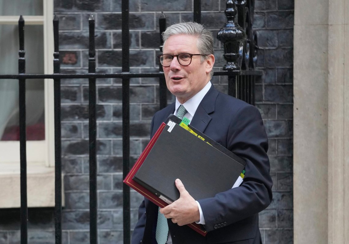 Keir Starmer och hans regering vill bli Storbritanniens nya barnflicka. Regeringen arbetar med en tioårsplan för att få ordning på det offentliga sjukvårdssystemet, som är i ett trasigt skick. Foto: Kin Cheung / AP / NTB Keir Starmer och hans regering vill bli Storbritanniens nya barnflicka. Regeringen arbetar med en tioårsplan för att få ordning på det offentliga sjukvårdssystemet, som är i ett trasigt skick. Foto: Kin Cheung / AP / NTB