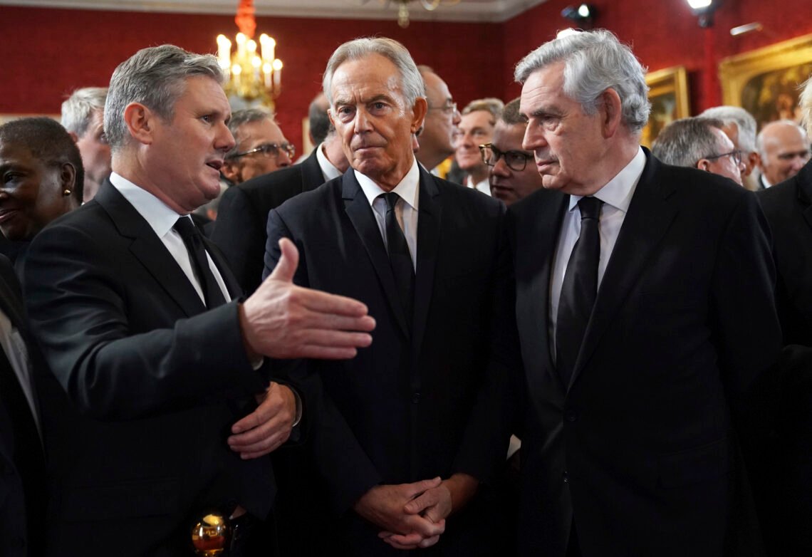 Från vänster, Labour-ledaren Sir Keir Starmer, tidigare premiärministrarna Tony Blair och Gordon Brown vid St James's Palace, London, London, 10 september 2022. Foto: Kirsty O'Connor/Pool Foto / AP Photo Från vänster, Labour-ledaren Sir Keir Starmer, tidigare premiärministrarna Tony Blair och Gordon Brown vid St James's Palace, London, London, 10 september 2022. Foto: Kirsty O'Connor/Pool Foto / AP Photo