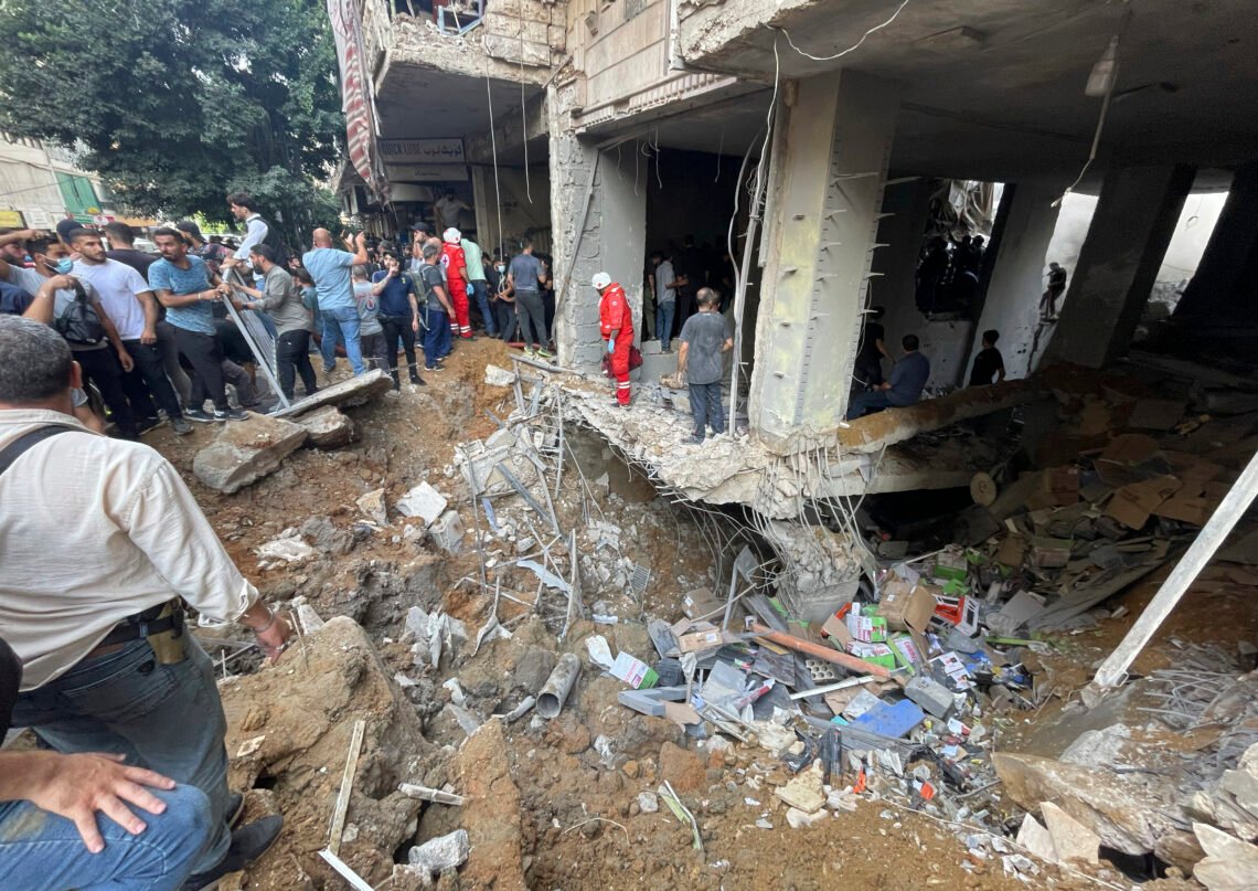 En högt uppsatt militärledare från Hizbollah var målet för den israeliska attacken som träffade en byggnad söder om Beirut i Libanon i fredags. Foto: Bilal Hussein / AP Photo / NTB En högt uppsatt militärledare från Hizbollah var målet för den israeliska attacken som träffade en byggnad söder om Beirut i Libanon i fredags. Foto: Bilal Hussein / AP Photo / NTB