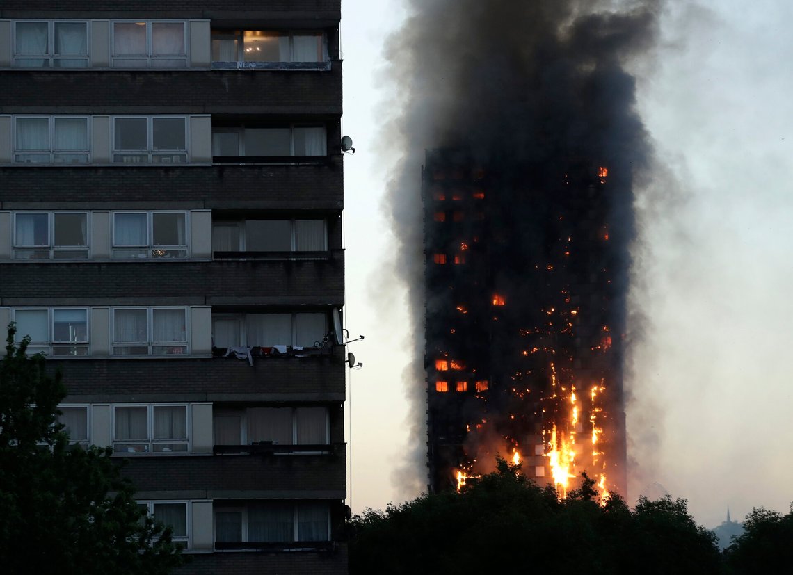 Grenfell Tower totalförstördes under branden 2017. På onsdagen kom rapporten som visar på brister i flera fogar. Arkivfoto: Matt Dunham / AP / NTB Grenfell Tower totalförstördes under branden 2017. På onsdagen kom rapporten som visar på brister i flera fogar. Arkivfoto: Matt Dunham / AP / NTB