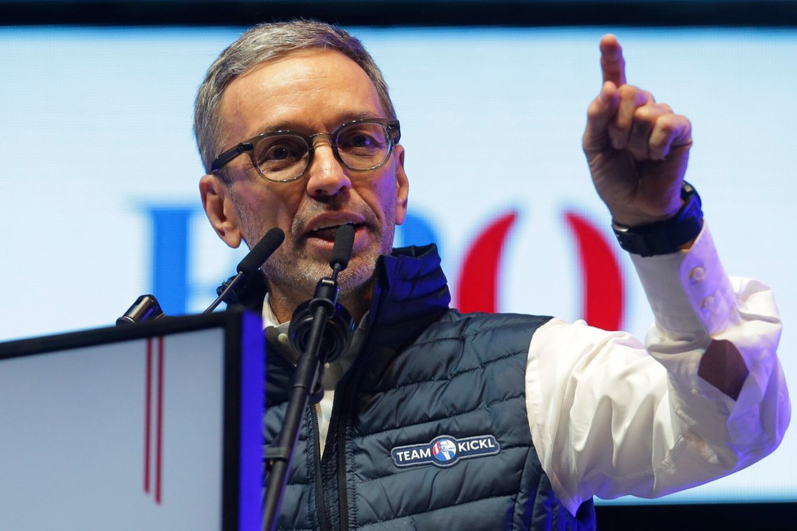 Ledaren för Frihetspartiet (FPÖ) Herbert Kickl talar vid ett valkampanjsevenemang i Wien, fredagen den 27 september 2024. Foto: Heinz-Peter Bader / AP / NTB. Ledaren för Frihetspartiet (FPÖ) Herbert Kickl talar vid ett valkampanjsevenemang i Wien, fredagen den 27 september 2024. Foto: Heinz-Peter Bader / AP / NTB.