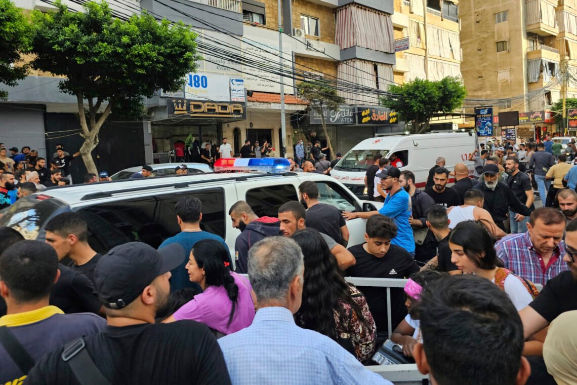 Flere ambulanser kom til Beirut-bydelen som fredag ble utsatt for et israelsk angrep. Foto: Hassan Ammar / AP Photo / NTB Flere ambulanser kom til Beirut-bydelen som fredag ble utsatt for et israelsk angrep. Foto: Hassan Ammar / AP Photo / NTB