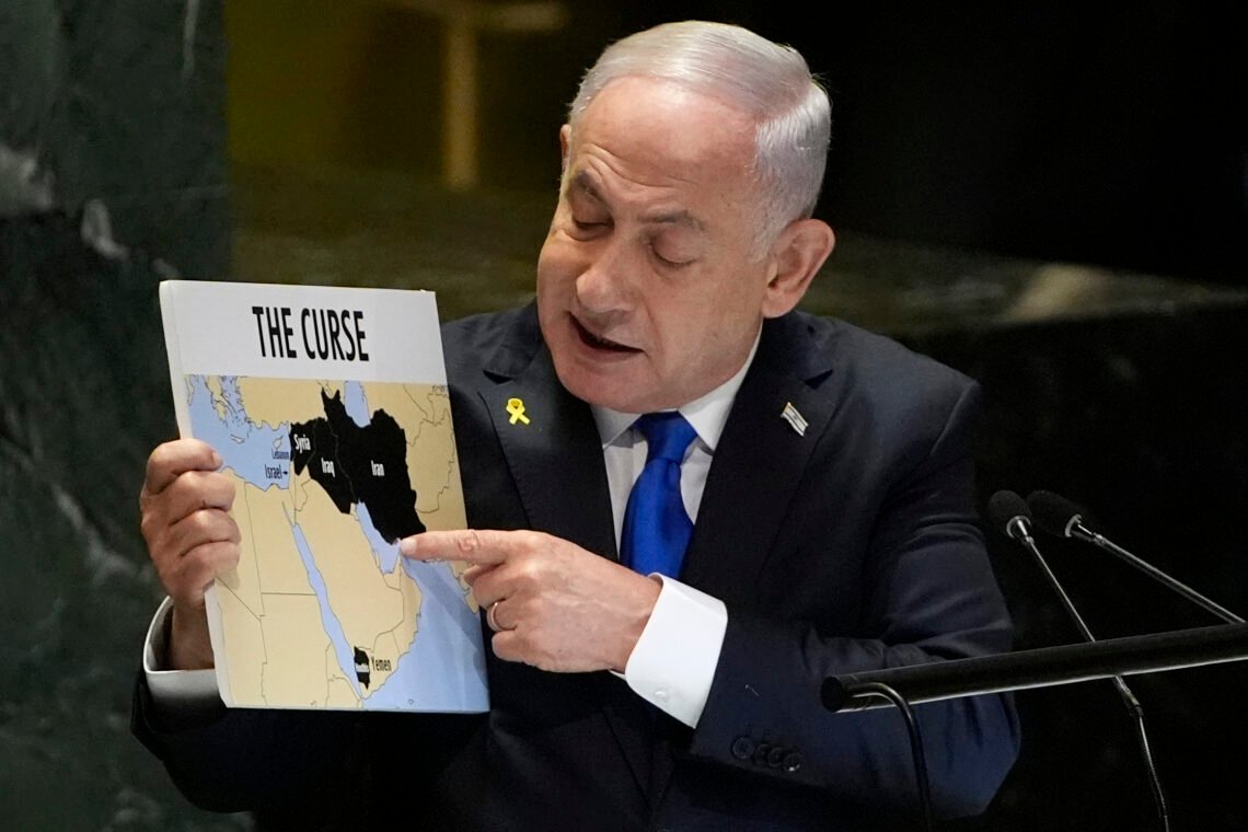 Israels premiärminister Benjamin Netanyahu håller en skylt när han talar till den 79:e sessionen i FN:s generalförsamling, fredagen den 27 september 2024. Foto: Pamela Smith / AP Photo Israels premiärminister Benjamin Netanyahu håller en skylt när han talar till den 79:e sessionen i FN:s generalförsamling, fredagen den 27 september 2024. Foto: Pamela Smith / AP Photo